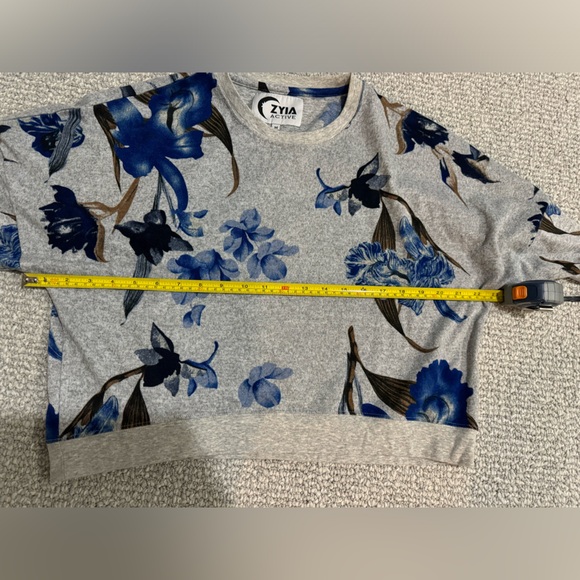 Zyia gray floral cropped sweatshirt. Good used condition.  Size medium - Picture 5 of 7